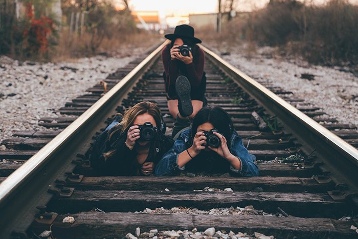 Foto de tres niñas en las vías del tren sosteniendo cámaras.  Ideas de autorretrato