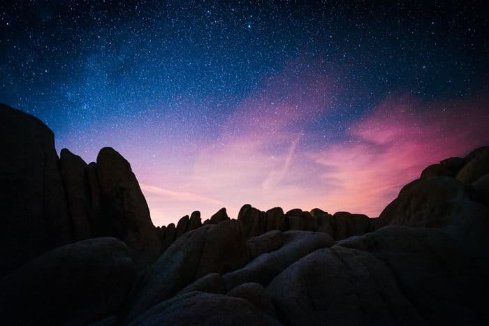 Foto del cielo estrellado sobre las montañas por la noche