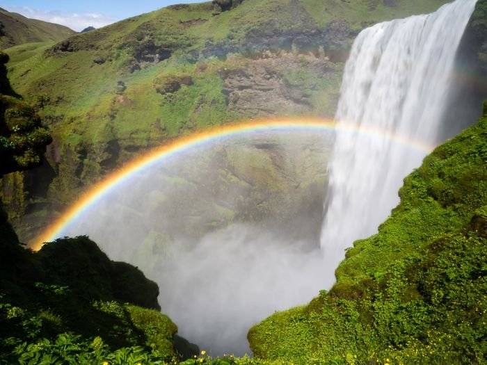 Magnífica foto de un arco iris sobre una cascada. 