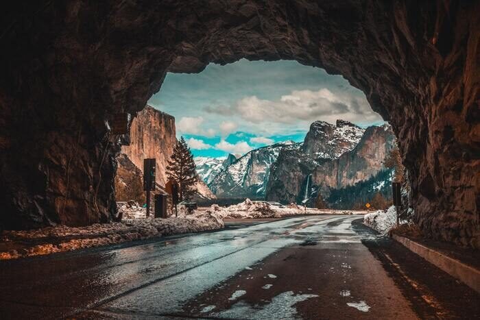 Paisaje montañoso disparado desde un túnel