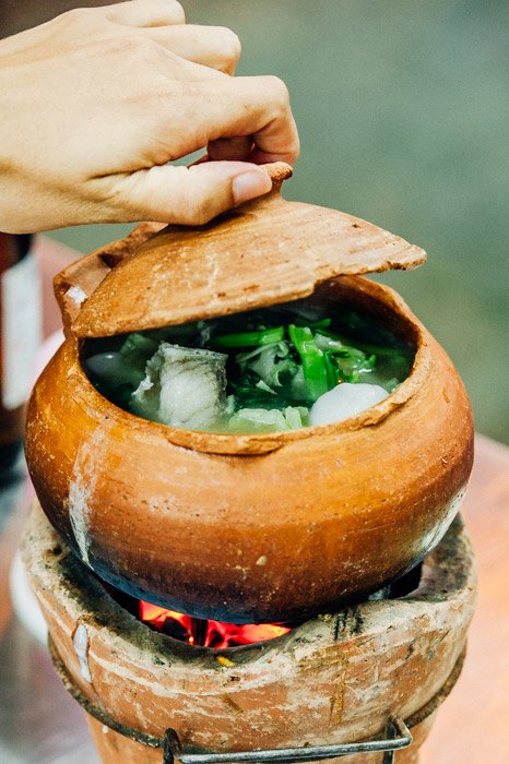 Un tazón de deliciosa sopa caliente en un tazón de cocina tradicional - consejos para fotografías de alimentos