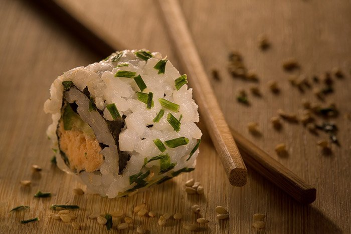Un primer plano de un rollo de sushi con iluminación de estudio de fotografía DIY