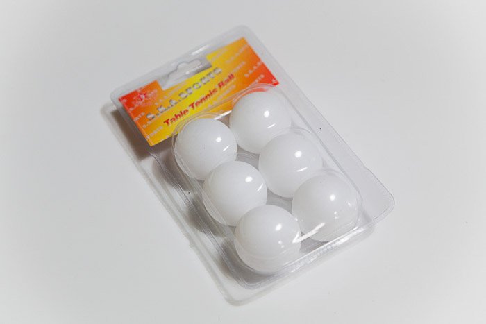 Un paquete de pelotas de tenis de mesa para iluminación fotográfica de bricolaje. 
