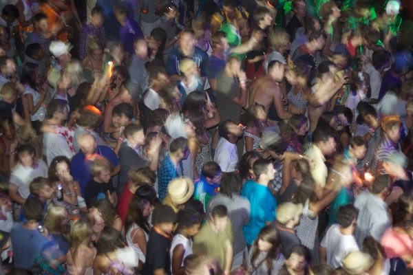 Foto borrosa de una multitud de fiesta en un club