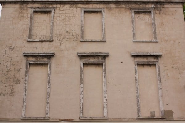 Un edificio que muestra ventanas tapiadas - Razones por las que tus fotos apestan