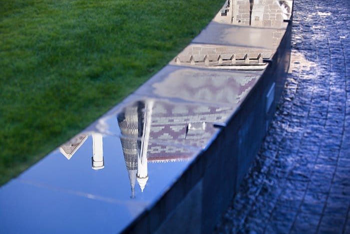 Imagen reflejada del centro de artes de Christchurch sobre una pared húmeda
