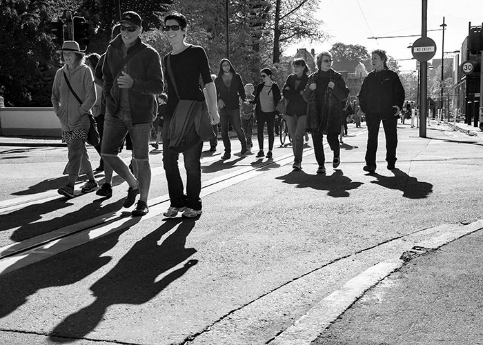 Fotografía en blanco y negro de una multitud de personas caminando
