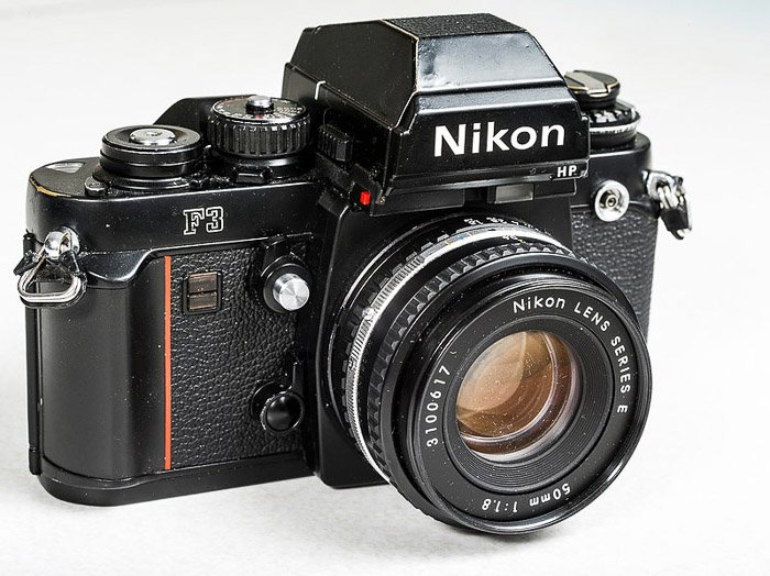 Una cámara vintage Nikon F3 de 800px con visor