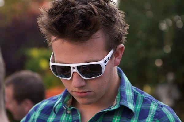 Retrato de un joven con gafas de sol, demostrando la técnica de fondo suave en fotografía
