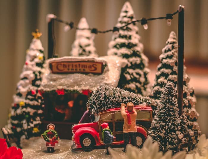 Una fotografía navideña de cerca de decoraciones