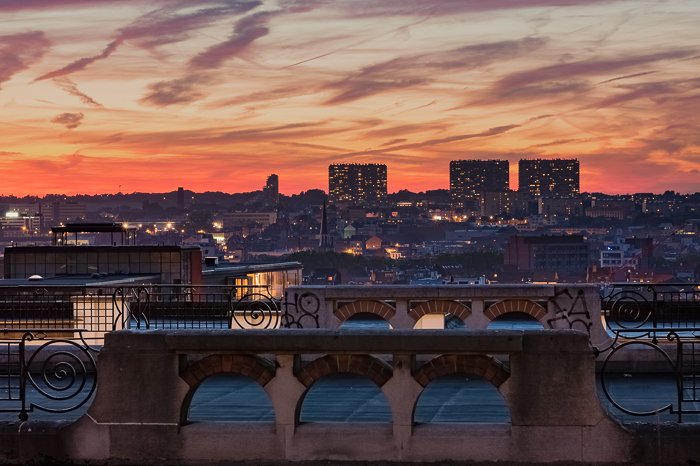 Fotos HDR de aspecto natural de una puesta de sol urbana.