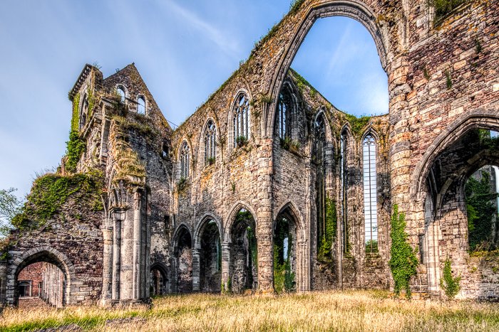 Una fotografía de las ruinas de la abadía de Aulne.