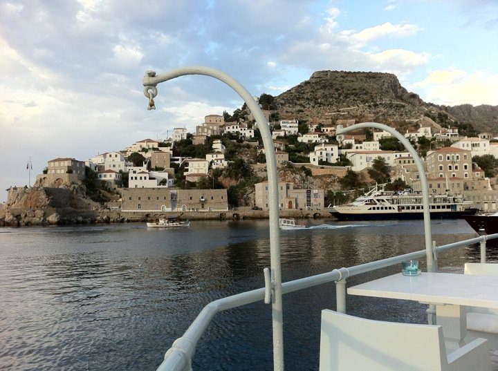 Foto de una colina cubierta de casas tomada desde un barco