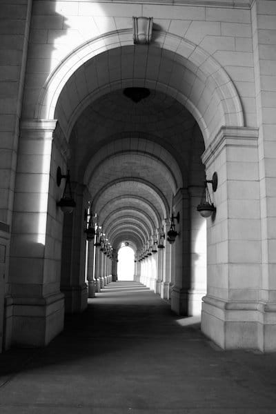 Fotografía en blanco y negro de un arco en un edificio