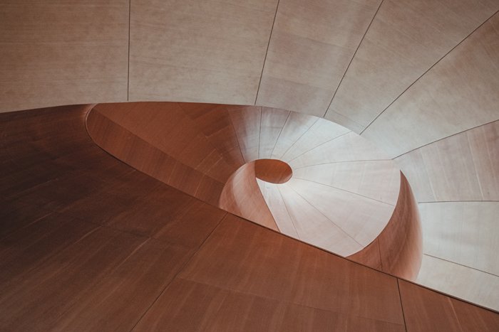 Fotografía abstracta de equilibrio asimétrico en arquitectura