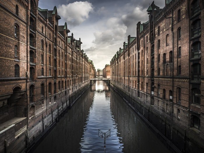 foto de un canal con edificios de ladrillo a ambos lados