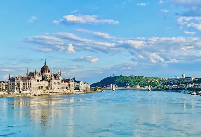 foto del Parlamento húngaro y el río Danubio