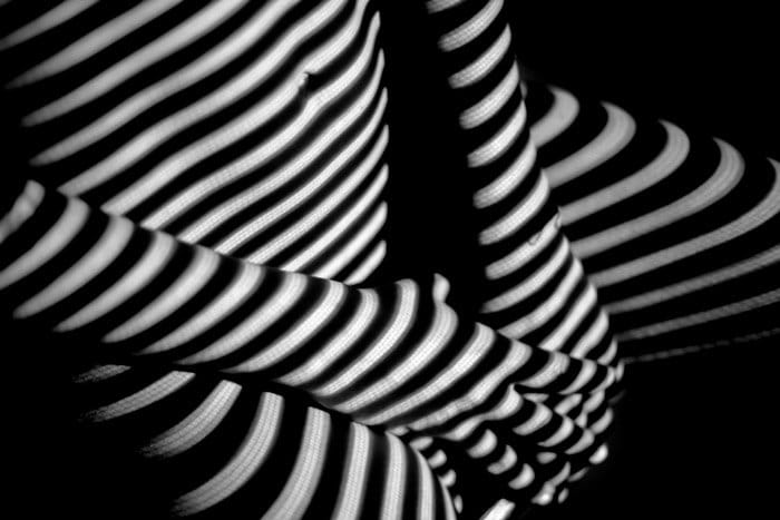Fotografía corporal abstracta usando sombras artísticas y luz.