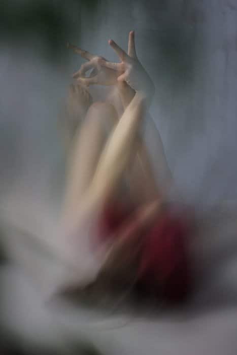 Una foto abstracta de una persona, utilizando el desenfoque de movimiento intencional