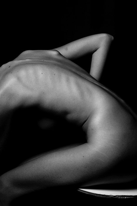 Una fotografía de cuerpo abstracto en blanco y negro tomada con líneas para crear equilibrio y dividir el espacio