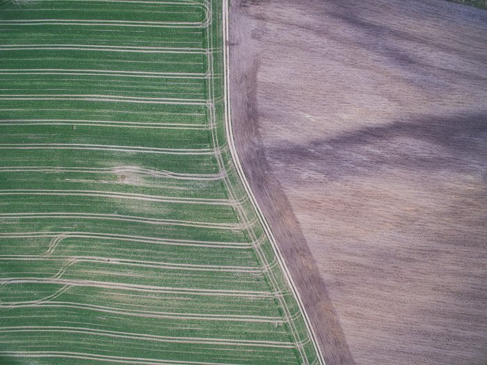 Una impresionante toma de fotografías de paisajes aéreos abstractos de campos