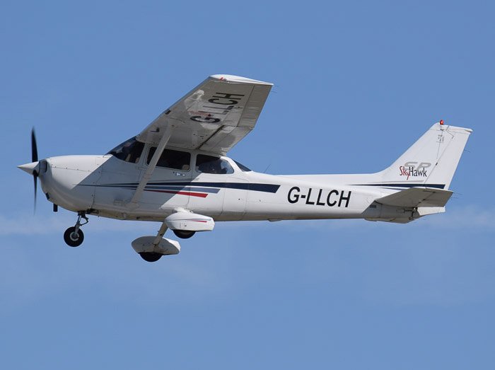 Un avión Cessna 172 Skyhawk en pleno vuelo: fotografías abstractas de paisajes aéreos