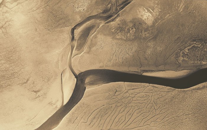 Una impresionante fotografía de paisaje aéreo abstracto tomada de un paisaje desértico