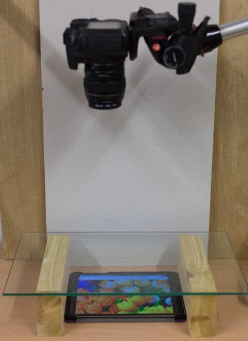 Una cámara que captura una tableta con una foto de tulipanes.