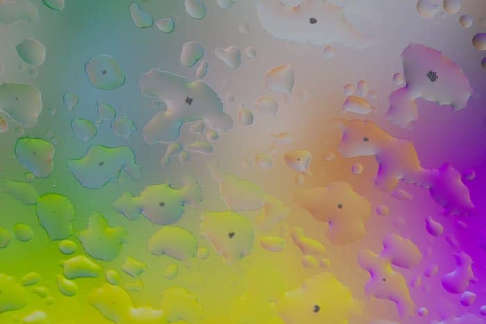 Fotografía macro abstracta de gotas de agua antes de un fondo de colores