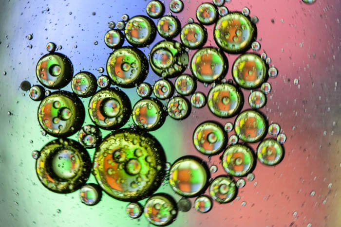 Gotas de aceite de oliva sobre el agua fotografía macro abstracta