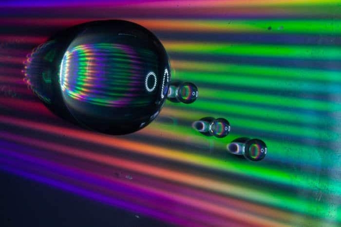 Fotografía macro abstracta de coloridas gotas de agua