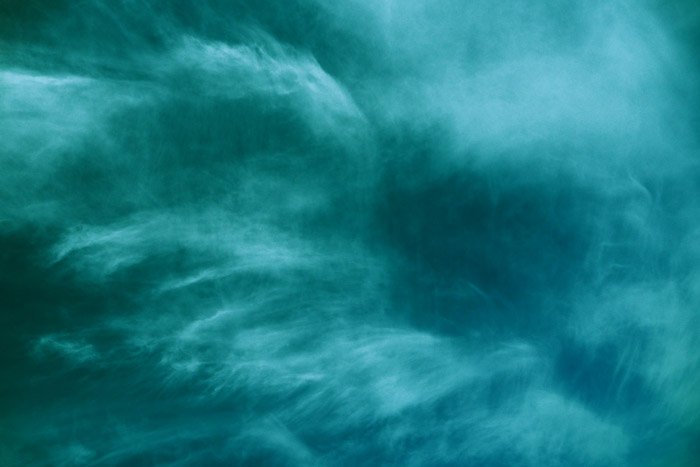 Una fotografía de naturaleza abstracta atmosférica que se centra en movimientos intencionales de la cámara
