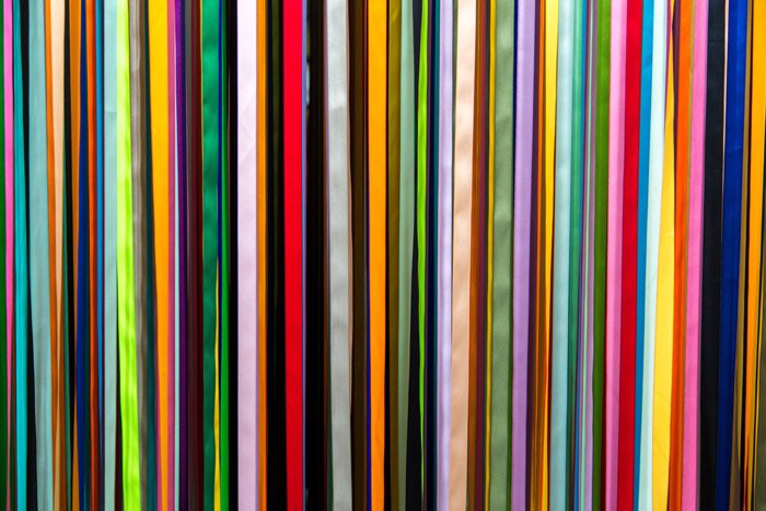 Un ejemplo de fotografía abstracta de colores brillantes con énfasis en la línea