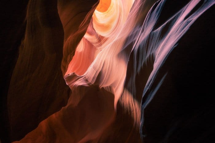 Una foto abstracta impresionante con colores suaves y cálidos.