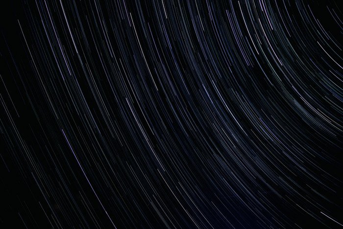 Una foto de larga exposición de estelas de estrellas. 