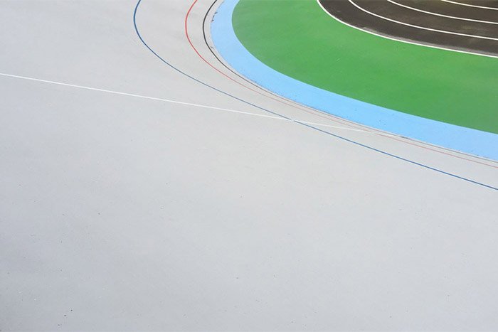 Una foto abstracta minimalista de una pista deportiva. 