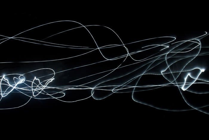Fotografía abstracta de estelas de luz contra fondo negro 