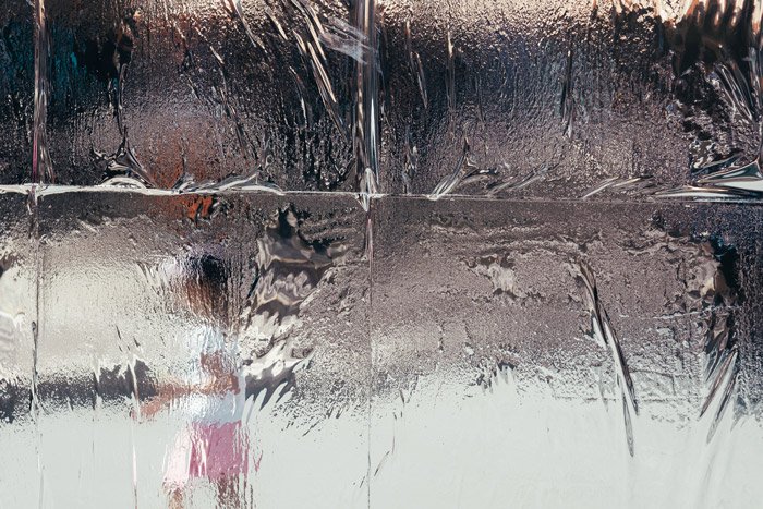 Un retrato tomado de una superficie reflectante: impresionantes fotos abstractas