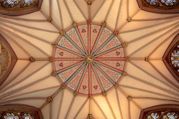 Un ejemplo de fotografía abstracta tomada mirando hacia un techo decorado 