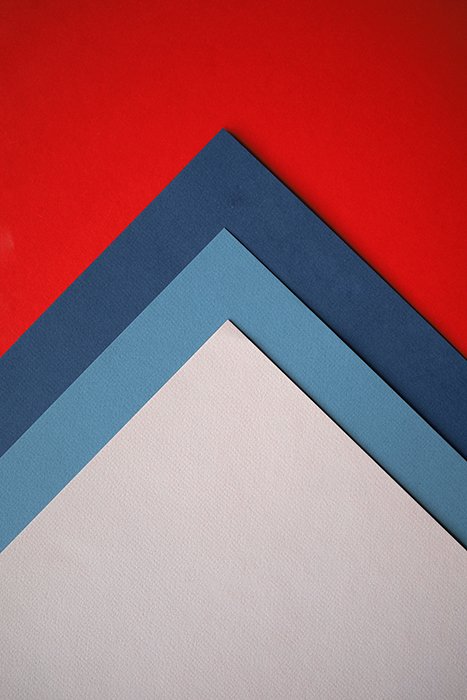 Una composición abstracta de papel de color rojo, azul y gris - ideas creativas de fotos abstractas
