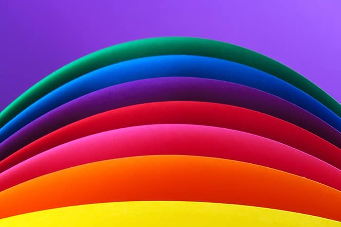 Una composición abstracta de papel de colores del arco iris - ideas creativas de fotos abstractas