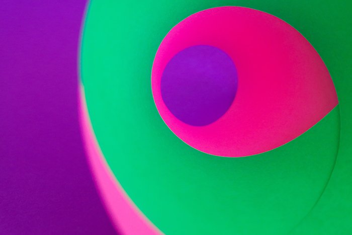 divertida foto abstracta colorida hecha con hojas de papel de color verde brillante, rosa y morado