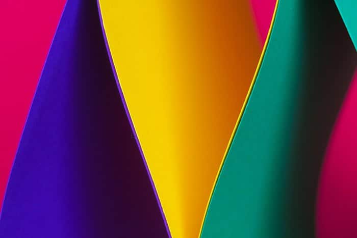 Fotografía abstracta de colores brillantes realizada con hojas de papel de colores