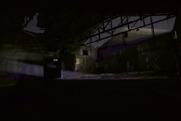 Foto de un edificio abandonado por la noche.
