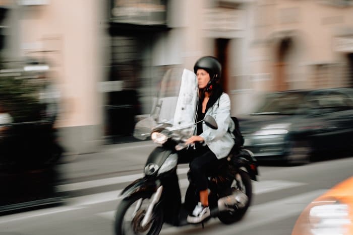 Foto de una niña en una motocicleta con desenfoque de movimiento