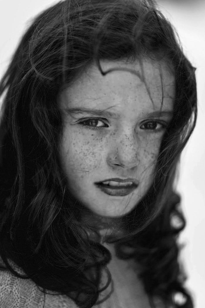 Foto de retrato en blanco y negro de una niña con pecas