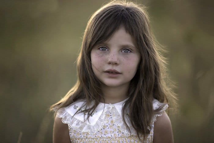 Foto de retrato de una niña con pecas