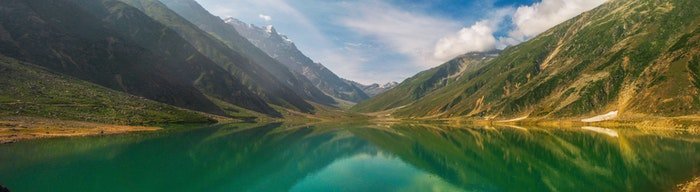Imagen panorámica de un lago y montañas.