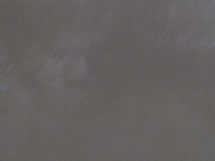 Foto del cielo nocturno de rastros de estrellas de una exposición de 3 minutos con lente de 50 mm en Olympus OM-D 10.