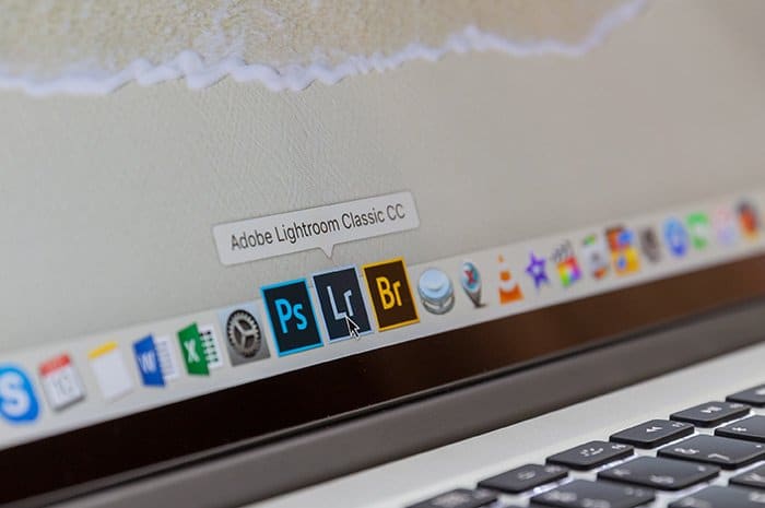 Cerca de Photoshop, Lightroom, Adobe Camera Raw iconos en la pantalla de un portátil